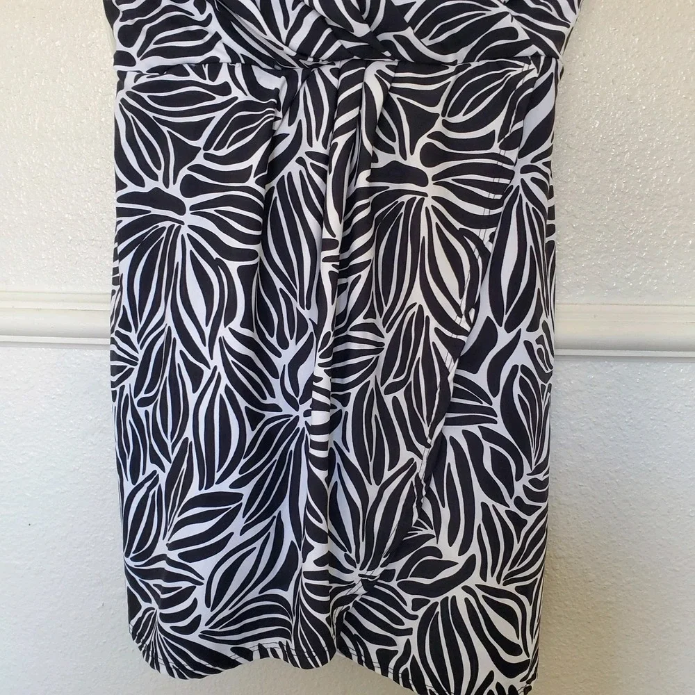 Lands End Womens Black White Leaf Print Swim Dress V-Neck One Piece Size M